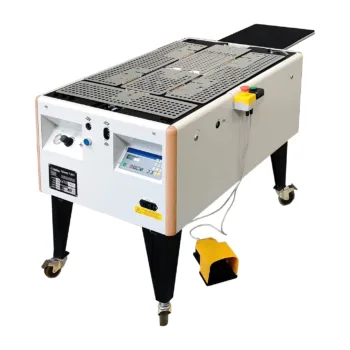 Składarka koszulek Chiossi E Cavazzuti SPEEDY-T SEMI-AUTOMATIC MACHINE FOR FOLDING AND PACKAGING T-SHIRTS