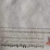 Flizelina do haftu EMBPRO 7055 biała – zbliżenie faktury półprzezroczystego materiału.