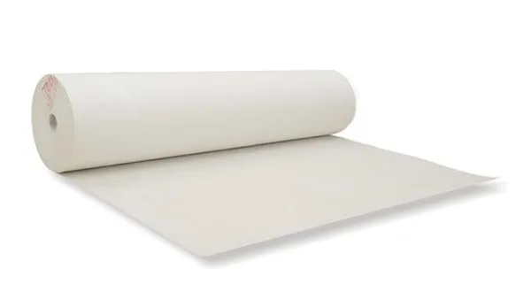 Flizelina do haftu EMBPRO SN050 biała – rolka z rozwiniętym płatem materiału.