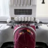 Hafciarka Brother PR680W – zbliżenie igieł i tamborka z ciemnym materiałem.