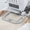 Tamborek magnetyczny Brother PRVMFMKIT z uchwytem do hafciarki – upinanie materiału w tamborku przy maszynie.