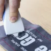 Maszynka do prucia haftów Haftmaster – prucie haftu na ciemnym materiale.