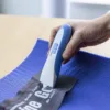 Maszynka do prucia haftów Haftmaster – usuwanie haftu z niebieskiej tkaniny.