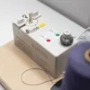 Nawijarka do szpulek RS-11 do hafciarki – zbliżenie regulatorów i miejsca nawijania.