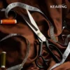 Nożyce krawieckie Kearing CC-10S, 10 cali – przegub i ostrza na opakowaniu z logo Kearing.