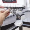 Oliwiarka precyzyjna CJQ180 do hafciarki – oliwienie mechanizmu igielnic przy użyciu cienkiej końcówki.